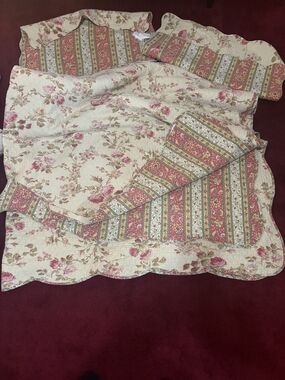 Reversible Floral Quilted Bedspread in Cream and Rose